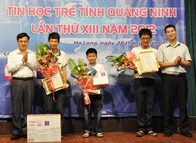 Đồng chí Hoàng Bá Nam, Bí thư Tỉnh Đoàn Quảng Ninh và đại diện nhà tài trợ tặng thưởng cho 3 thí sinh đạt giải nhất tại Hội thi tin học trẻ năm nay.